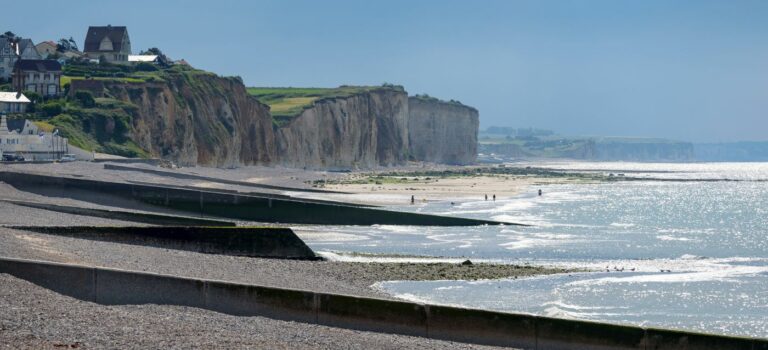 Plage de Quiberville avec des maisons en arrière plan et une falaise