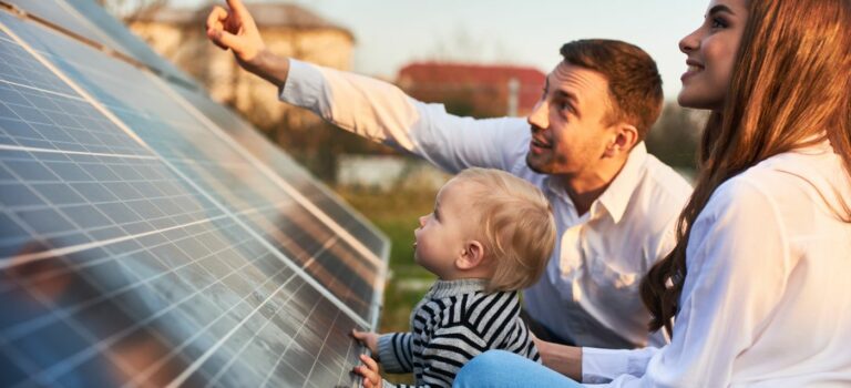 Une famille devant des panneaux solaires