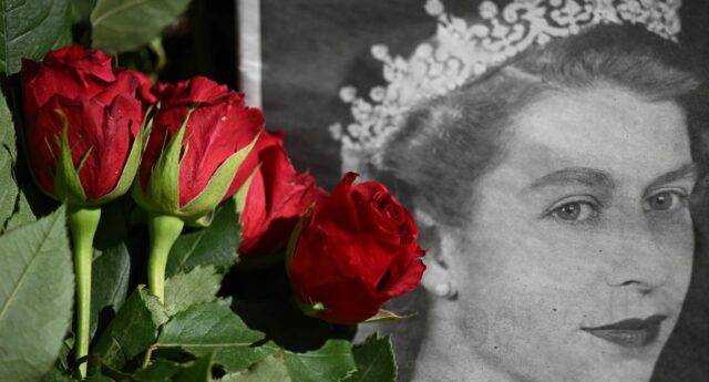 Bouquet de rose posé sur un portrait en noir et blanc d'Elizabeth II