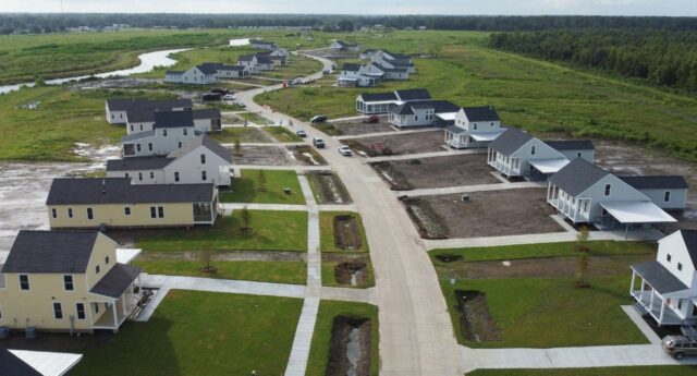 Vue aérienne des maisons de New Isle construite pour les réfugiés climatiques de l'Ile de Saint-Charles.