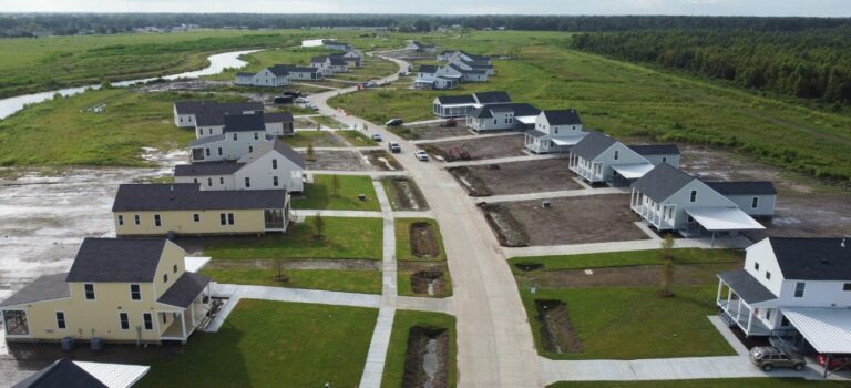 Vue aérienne des maisons de New Isle construite pour les réfugiés climatiques de l'Ile de Saint-Charles.