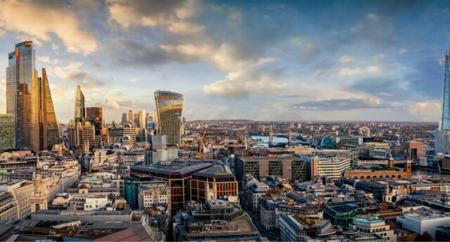 Coucher du soleil derrière les gratte-ciel Londres au Royaume Uni.