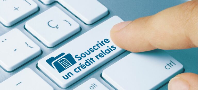 doigt sur une touche d'ordinateur souscrire un crédit relais