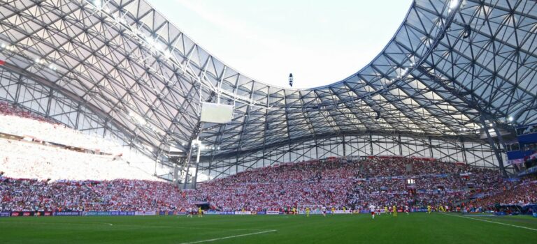Pelouse et gradin du stade Vélodrome à Marseille