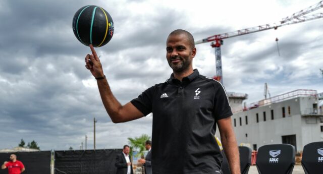 Le champion de basket Tony Parker avec un ballon à la main