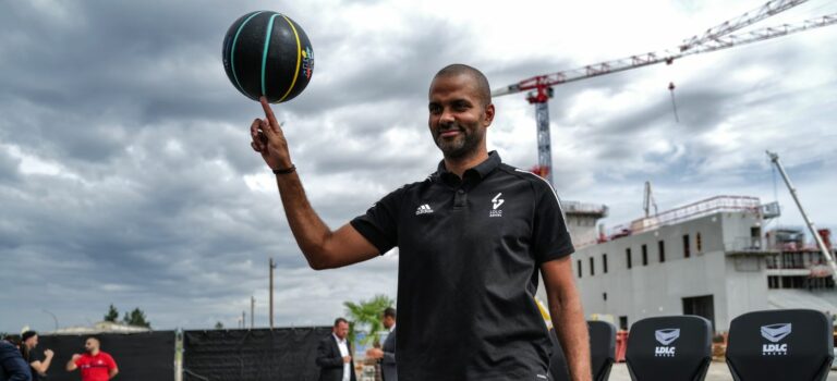 Le champion de basket Tony Parker avec un ballon à la main