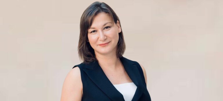 Portrait de Yeliz Polat, consultante en immobilier.