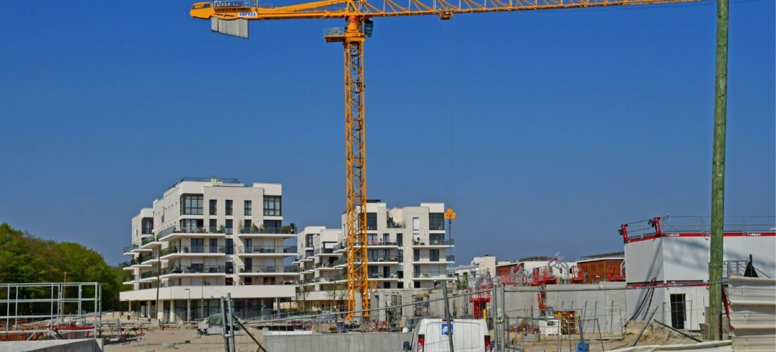 immoeuble neuf en construction et grue à Saint-Germain-en-Laye