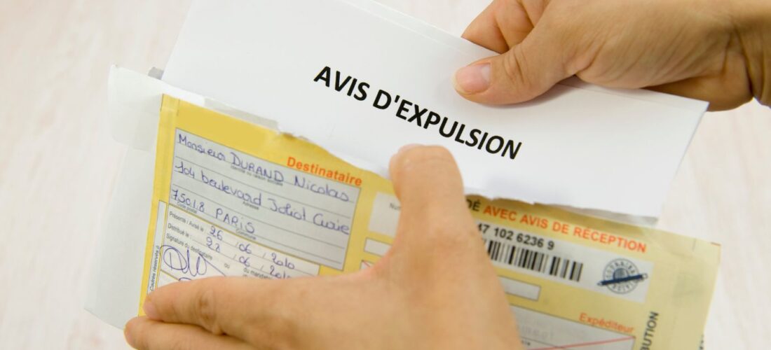 Courrier recommandé avec un avis d'expulsion