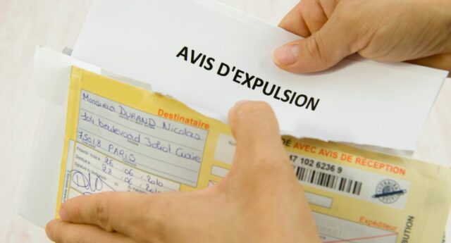 Courrier recommandé avec un avis d'expulsion