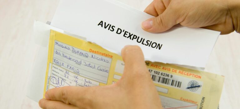 Courrier recommandé avec un avis d'expulsion