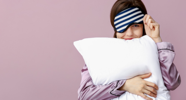 Jeune femme s'apprêtant à dormir