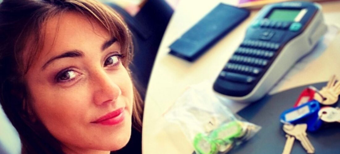 Portrait Christelle Felix, smartphone, calculatrice