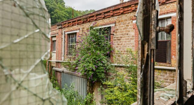 Immeuble vetiste avec vitres cassées