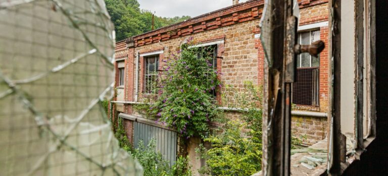 Immeuble vetiste avec vitres cassées