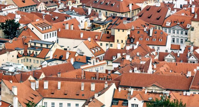 vue aérienne de toits dans un quartier ancien en Europe