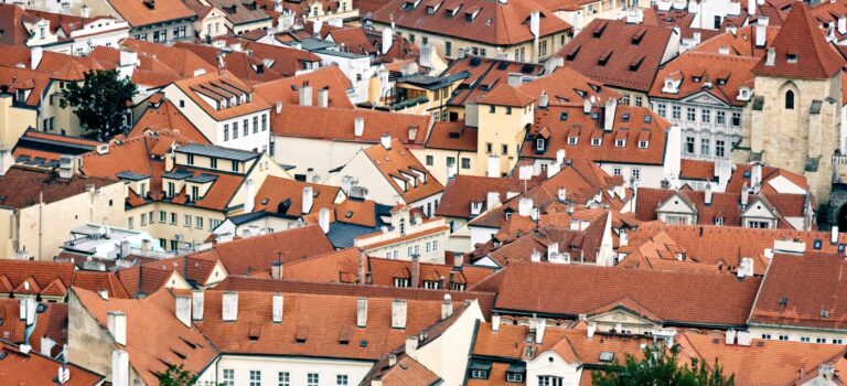 vue aérienne de toits dans un quartier ancien en Europe