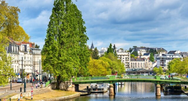 A Nantes, des immeubles de part et d'autres de l'Erdre