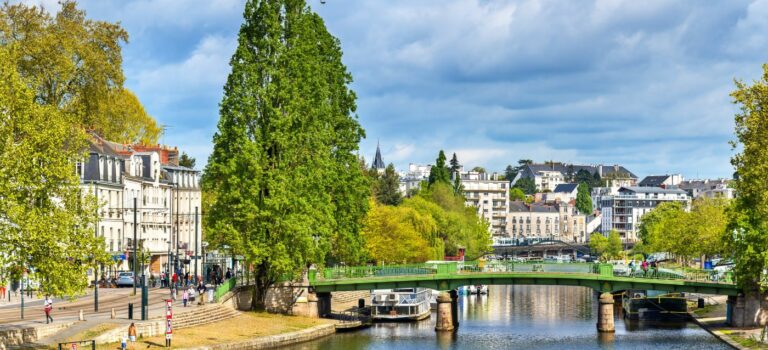 A Nantes, des immeubles de part et d'autres de l'Erdre