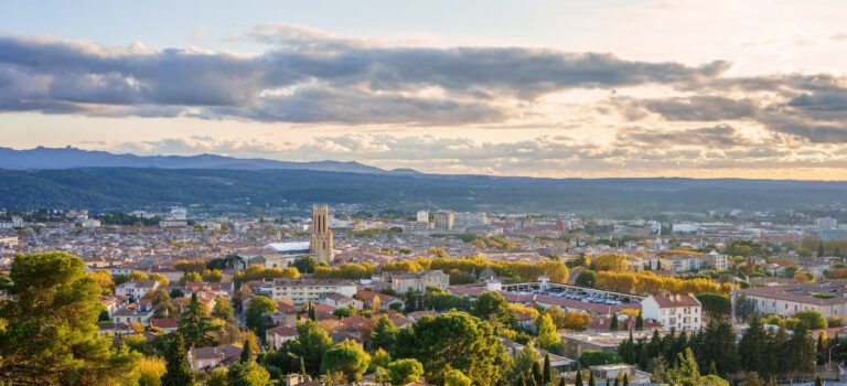 vue aérienne de la ville d'Aix et ciel nuageux