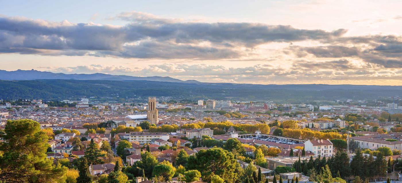 vue aérienne de la ville d'Aix et ciel nuageux