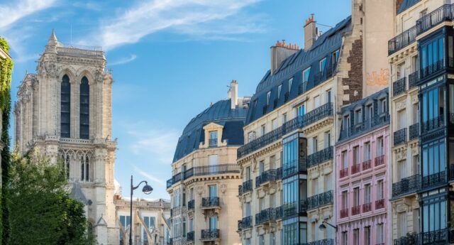 Une rue du Marais à Paris avec des immeubles anciens