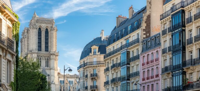 Une rue du Marais à Paris avec des immeubles anciens