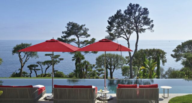 Trasat au bord d'une piscine à débordemement avec vue mer au Cap Martin