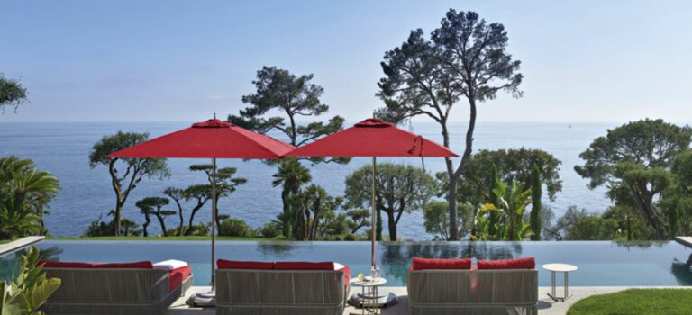 Trasat au bord d'une piscine à débordemement avec vue mer au Cap Martin