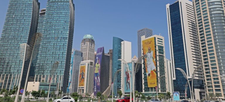 Des bannières représentant des footballeurs sont accrochées aux bâtiments de la capitale qatarie Doha avant la Coupe du monde de football de la FIFA de cette année