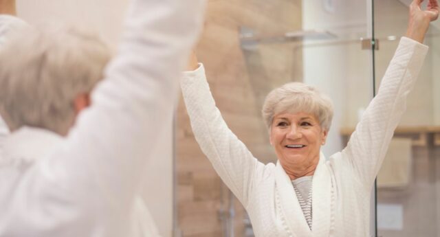 Femme senior dans sa salle de bain