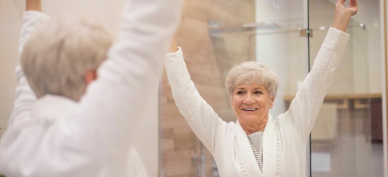 Femme senior dans sa salle de bain