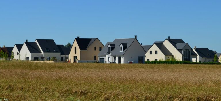 Des maisons dans un lotissement