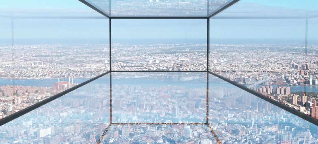 Plafond de verre avec vue sur les toîts de la ville