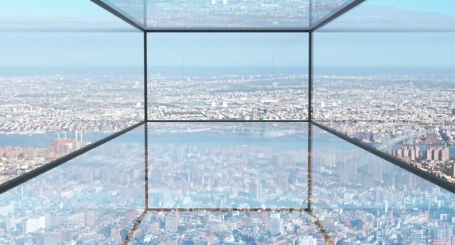 Plafond de verre avec vue sur les toîts de la ville