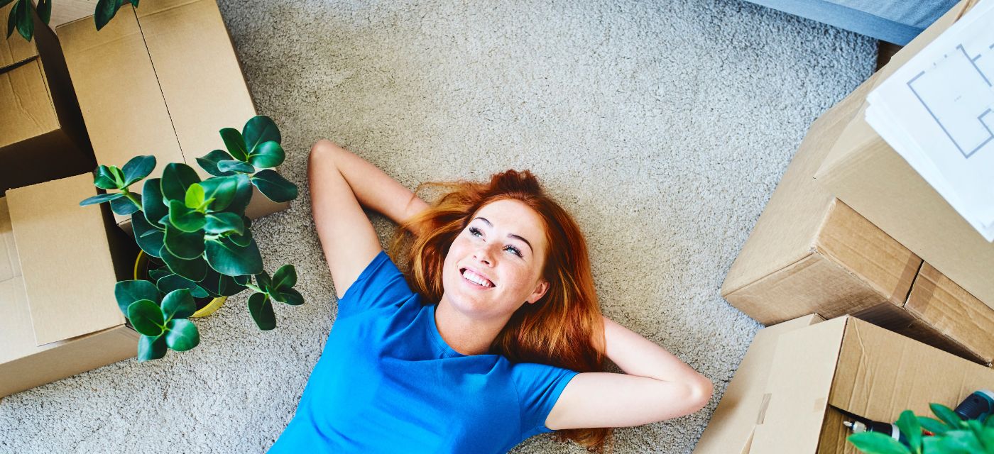 Jeune femme qui vient d'emménager