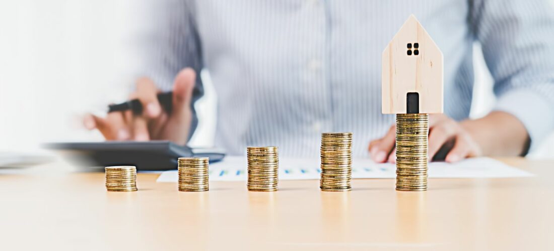 calculette et piles de pièces d'euros