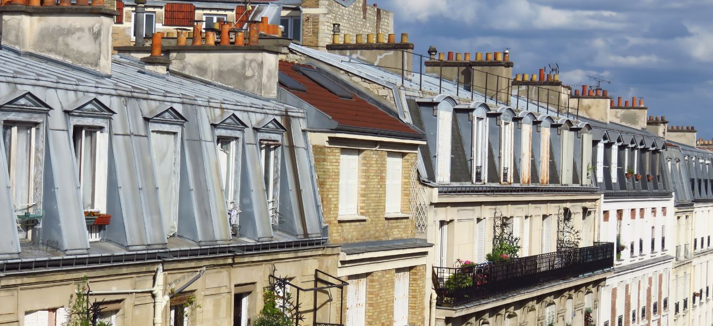 Perspectives de lucarne et de toits parisiens