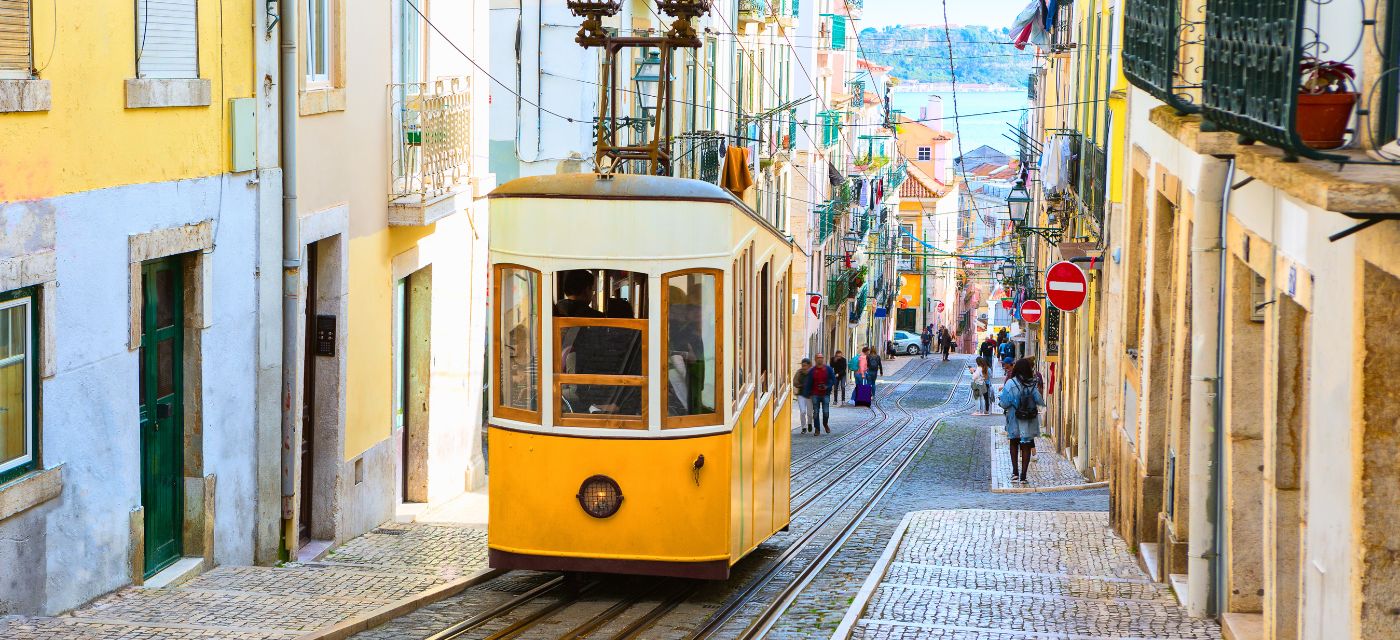 tramway dans une rue en pente de Lisbonne au Portugal