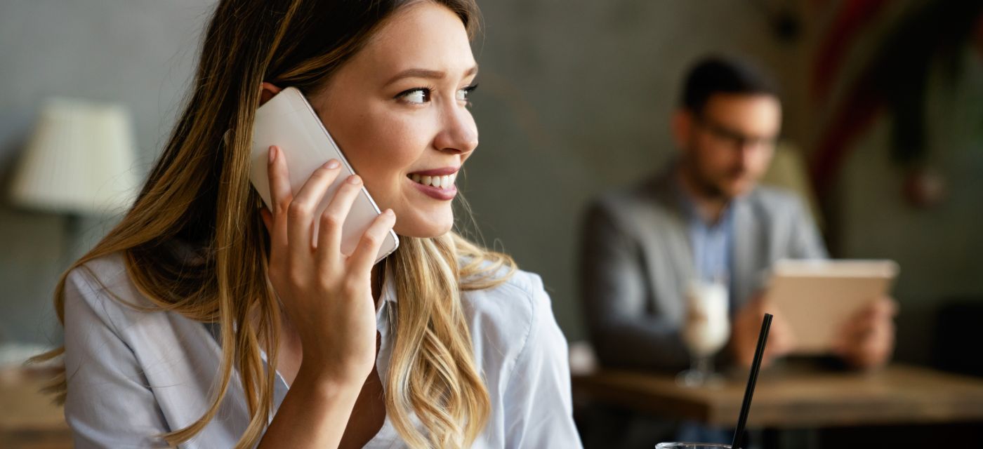 Jeune femme au téléphone