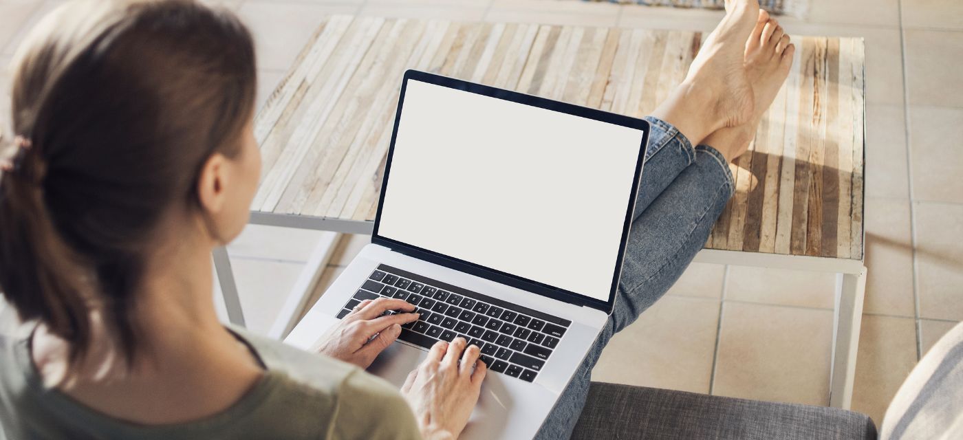 Jeune femme devant son écran d'ordinateur