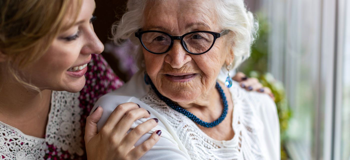 Une personne âgée et une jeune femme