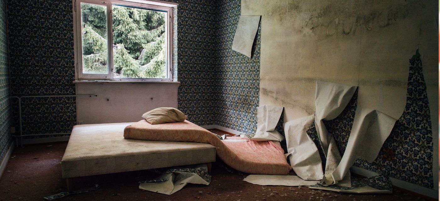 Chambre abandonnée dans un squat