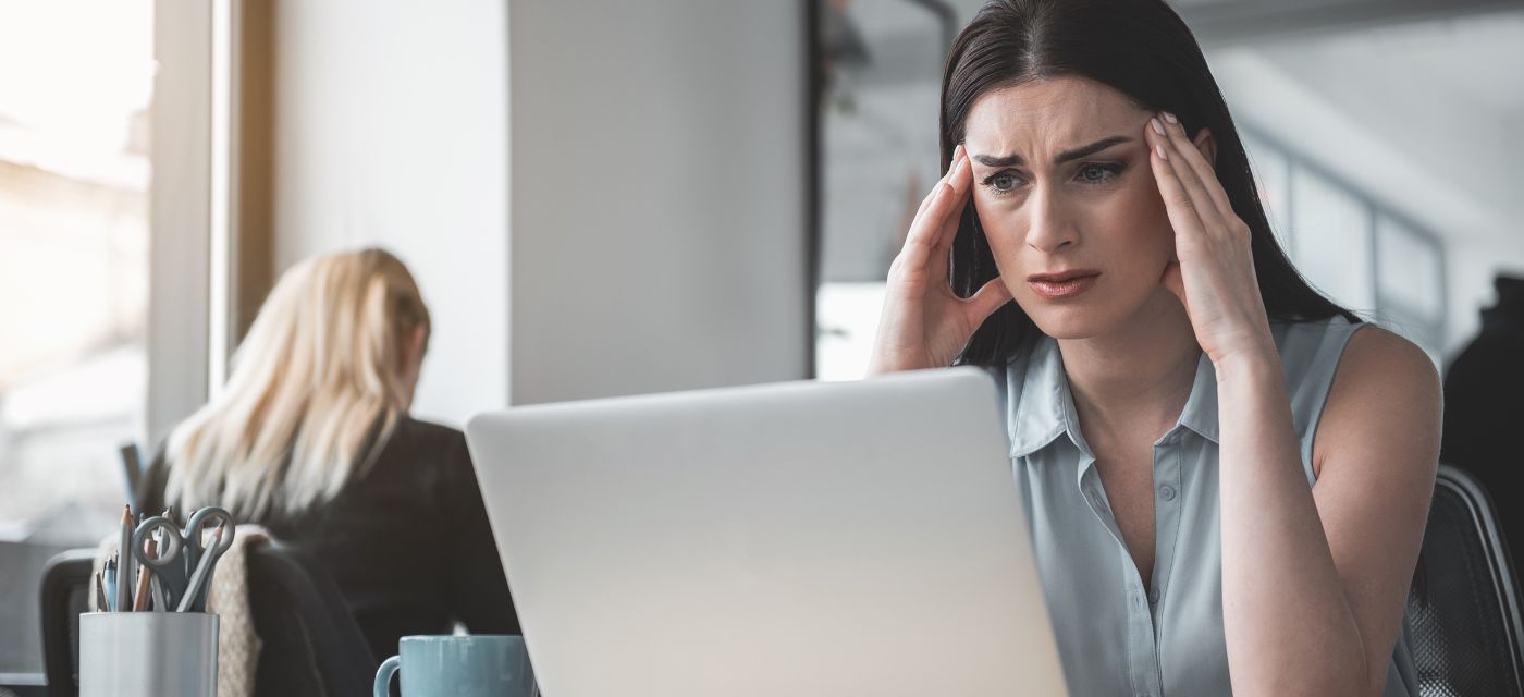 femme déçue par la remontée des taux de crédit