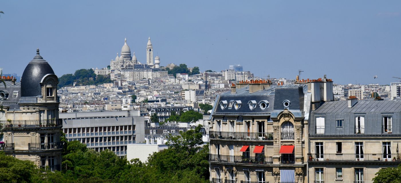 Vue sur le sacré coeur depuis les Buttes Chaumont (Paris 19)