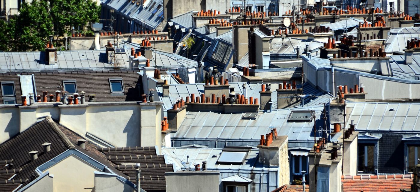 Vue des toits et cheminées parisiens