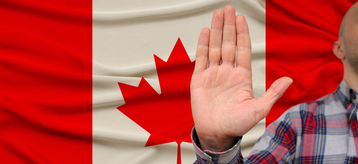 Drapeau du Canada et main levée