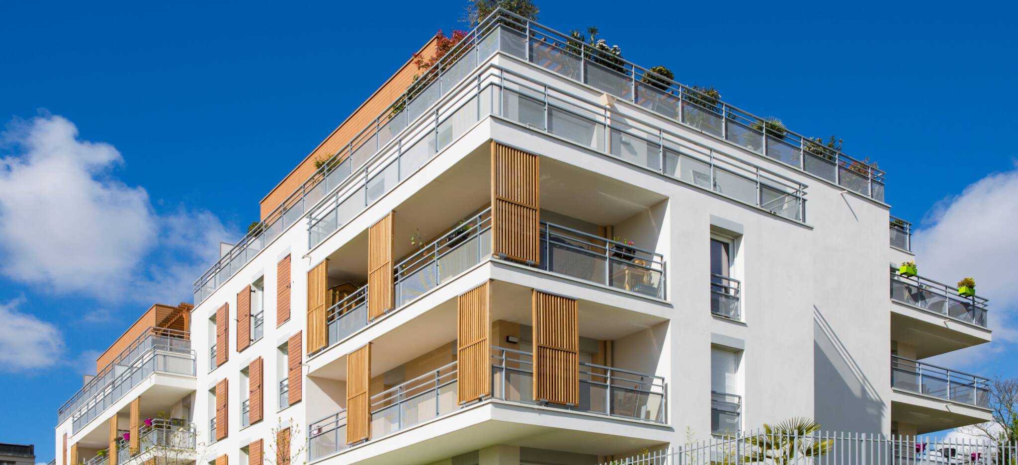 Immeuble neuf avec balcons et terrasses