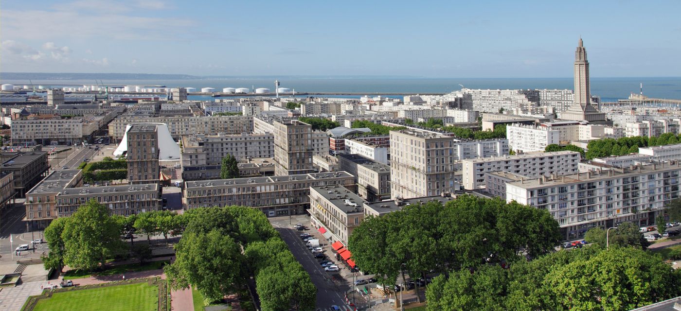 Vue aérienne du Havre avec la mer au fond