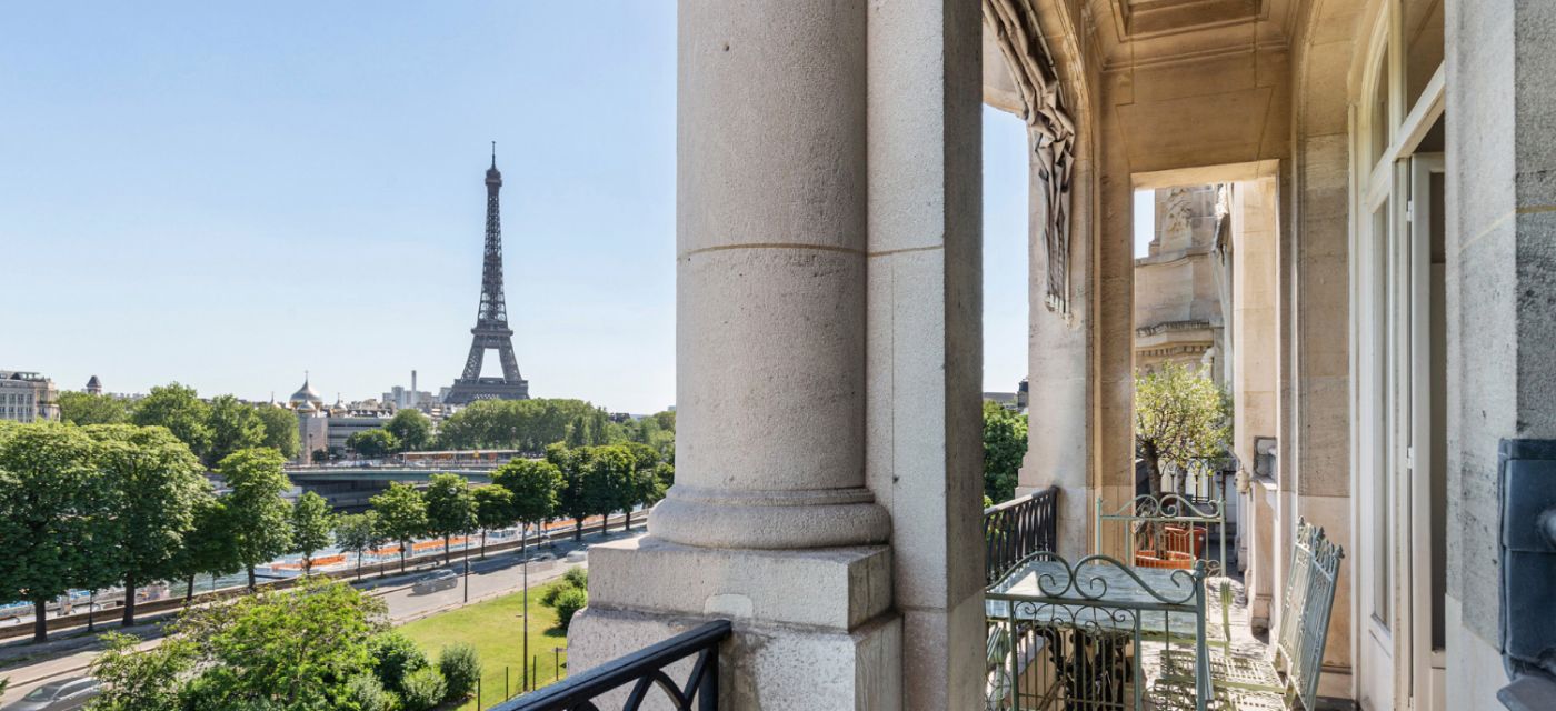 Vue sur la Tour Eiffel et le champs de mars d'un appartement parisien